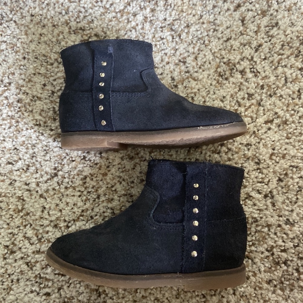 Zara Navy Boots. So cute!